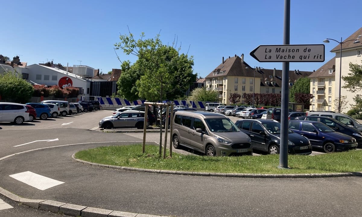 Accès parking Maison de la Vache qui rit